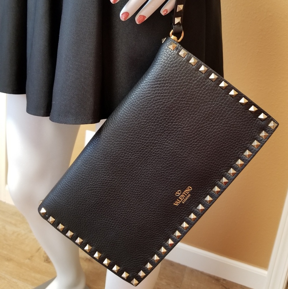 Valentino Jamaican Rockstud Leather Clutch❤